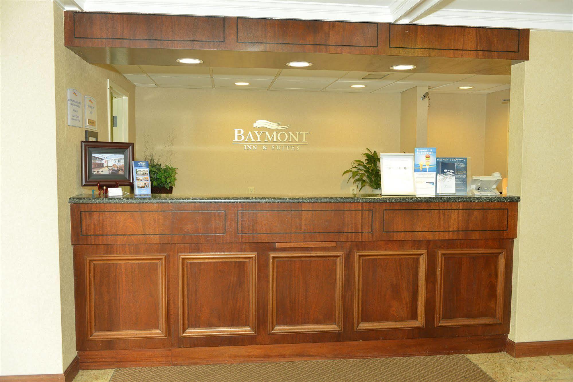 Baymont By Wyndham Branford/New Haven Hotel Екстериор снимка